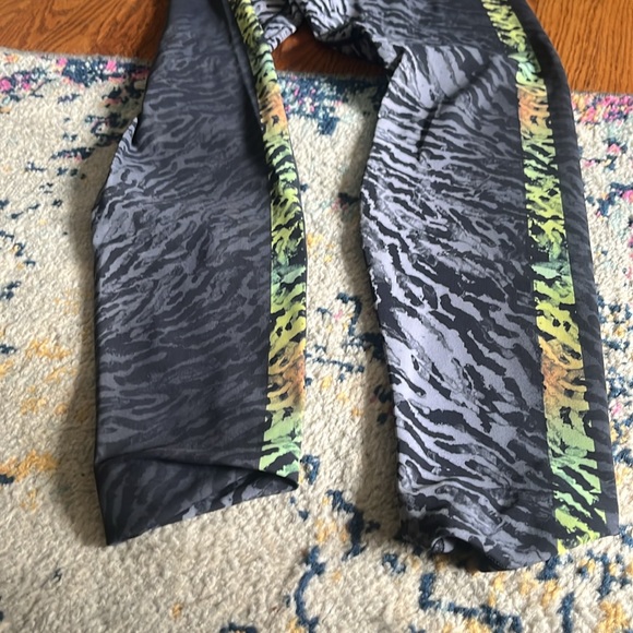 Alo Vapor High Waist Zebra Legging - Picture 3 of 5